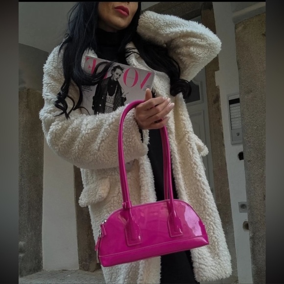 Zara Handbags - ZARA BLOGGERS FAV MINIMAL SHOULDER BAG